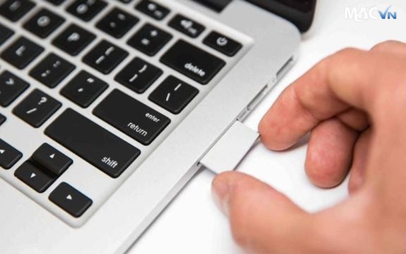 cach chia se du lieu tren macbook sang macbook cu qua the nho hay o cung ngoai LÀM VIỆC ĐA NHIỆM VÀ CHIA SẺ DỮ LIỆU TRÊN MACBOOK Cách chia sẻ dữ liệu trên MacBook sang MacBook cũ qua Thẻ nhớ hay Ổ cứng Ngoài